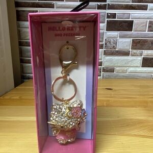 HELLO KITTY Purse Accs, Rhinestone Key Chain NWT GoldTone With Flowers Large